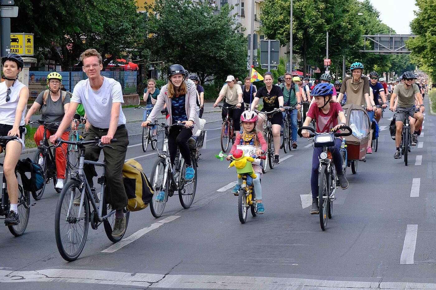 Jugendliche und größere Kinder fahren bei der Sternfahrt die innerstädtischen Routen und über die Autobahn A100.