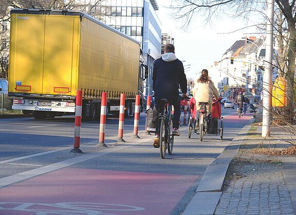 Endlich! Der geschützte Radweg auf dem Tempelhofer Damm wurde 2022 fertig.