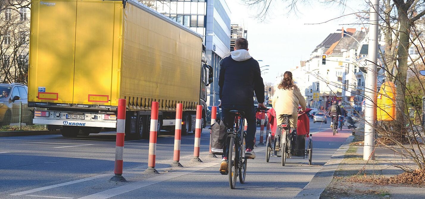 Endlich! Der geschützte Radweg auf dem Tempelhofer Damm wurde 2022 fertig. Endlich! Der geschützte Radweg auf dem Tempelhofer Damm wurde 2022 fertig.