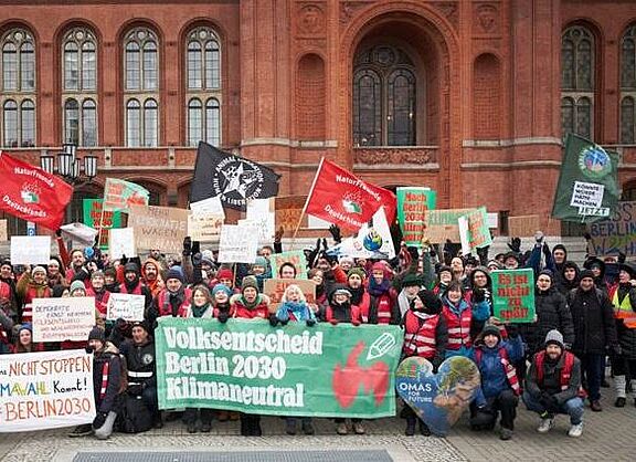 Demonstrierende beim Volksentscheid Berlin 2030 Klimaneutral