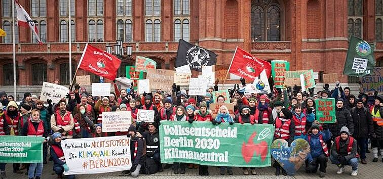 Demonstrierende beim Volksentscheid Berlin 2030 Klimaneutral