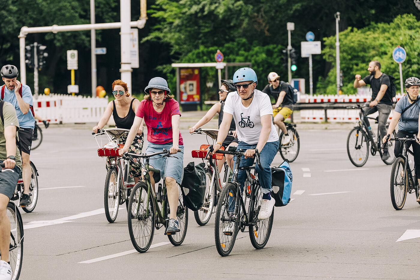 Radfahrende, eine Person mit Fahrrad Motiv auf weißen T-Shirt
