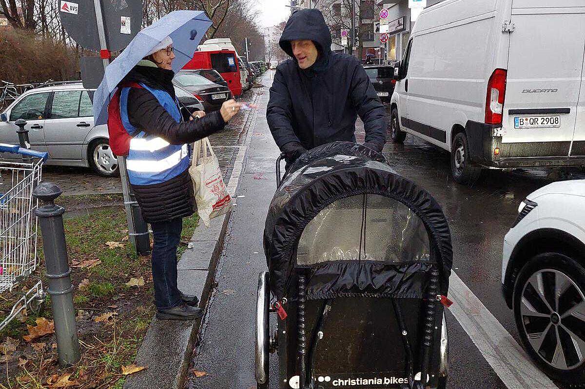 Ein Lastenradfahrer freut sich trotz starken Regen über den Dank und Zimtstern