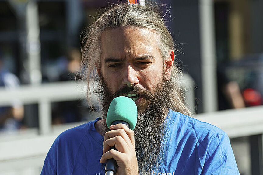 Benjamin Bös Porträtfoto von Benjamin Bös als Sprecher auf einer Demonstration