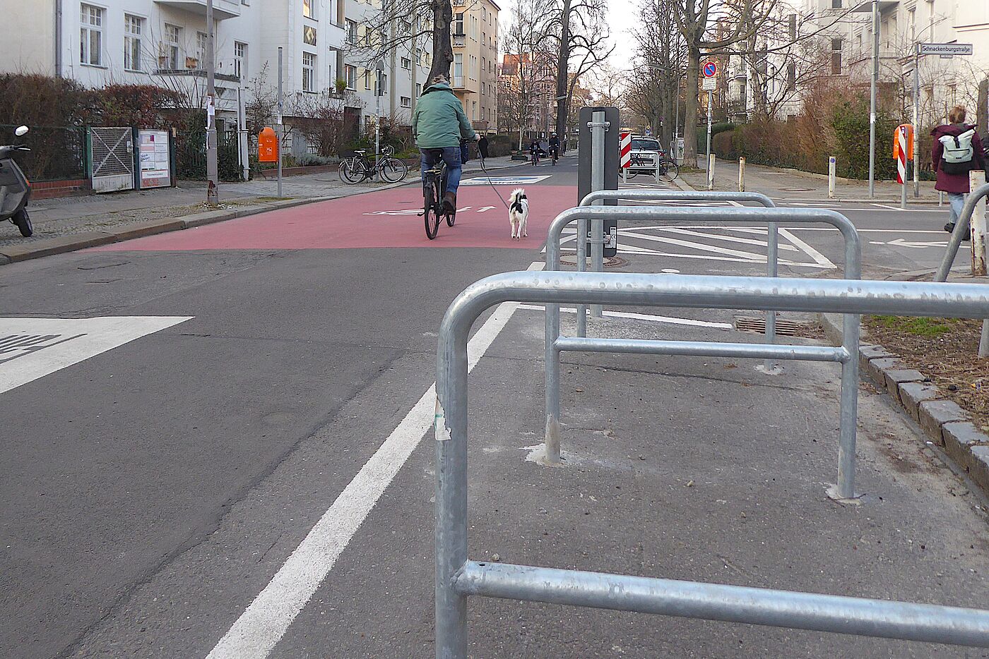 Fahrradbügel auf der Fahrbahn an Kreuzungen der Handjerystraße