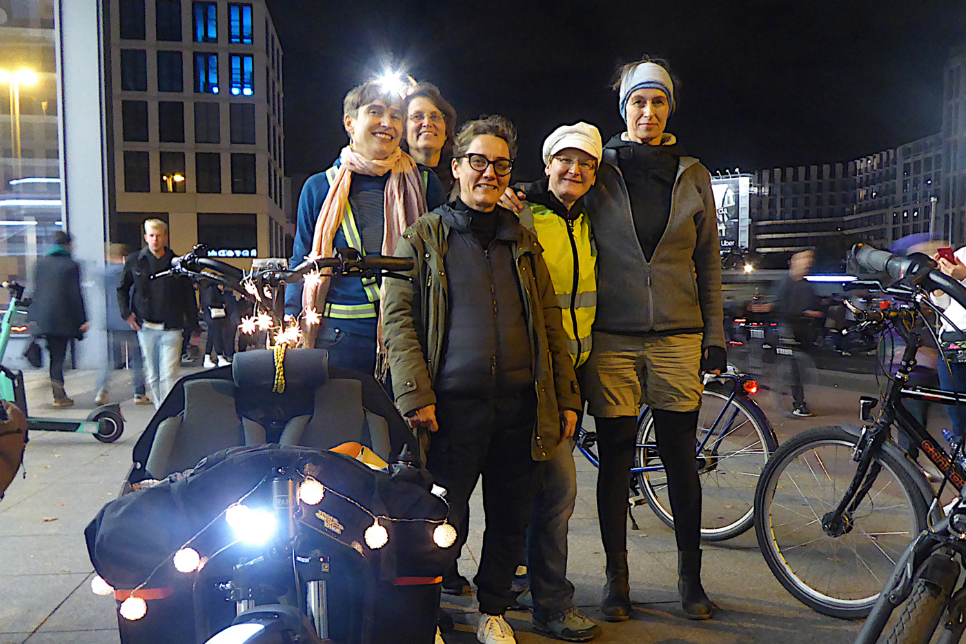 Frauen*Netzwerk trifft sich am Potsdamer Platz zur Lichterfahrt