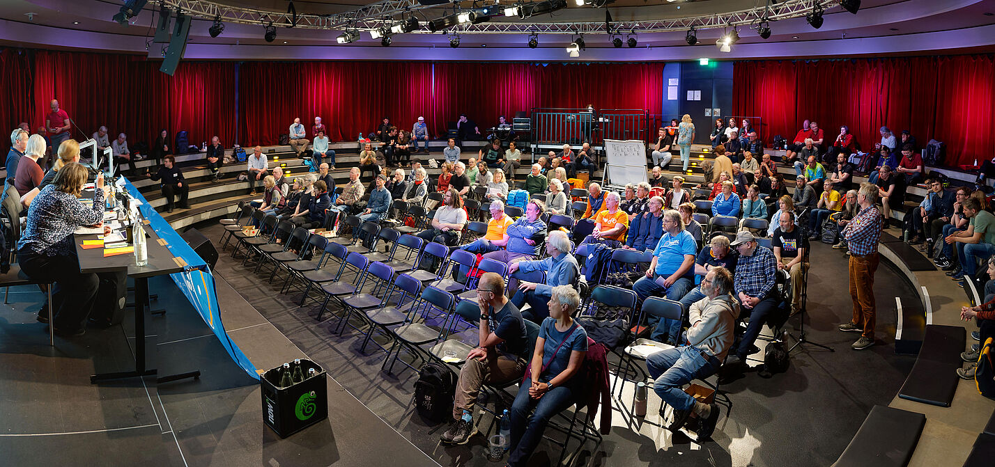 Das Tempodrom ist gefüllt mit Mitgliedern des ADFC zur Mitgliederversammlung 2026