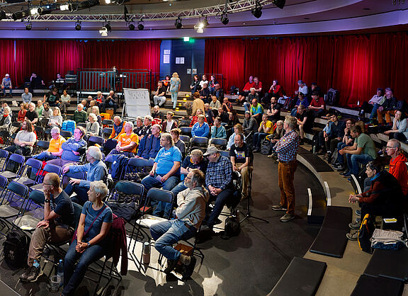 Das Tempodrom ist gefüllt mit Mitgliedern des ADFC zur Mitgliederversammlung 2026