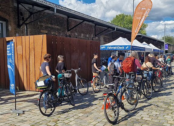 ADFC-Fahrrad-Check RadioEins Parkfest Menschen stehen mit ihren Fahrrädern in der Schlange für den ADFC-Fahrrad-Check