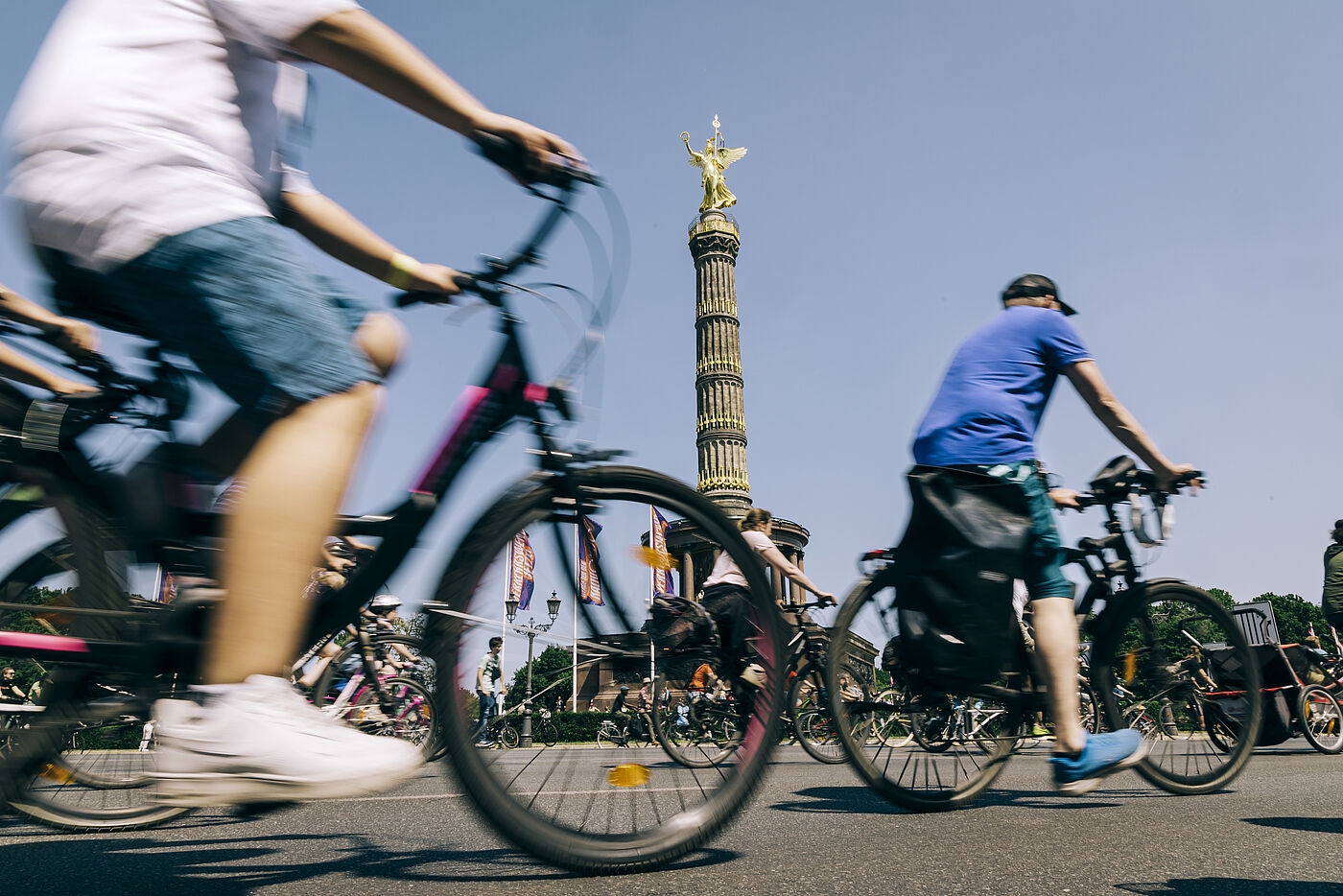 Radfahrende und Siegessäule im Hintergrund