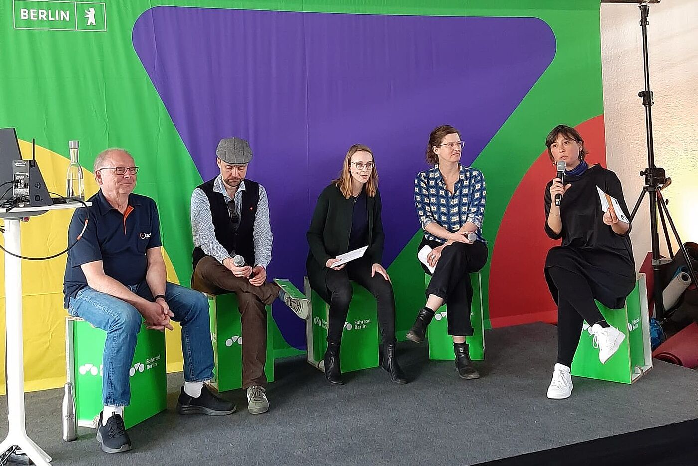 Fünf Menschen sitzen auf einer Bühne bei einem Panel Talk der VELO Fahrradmesse