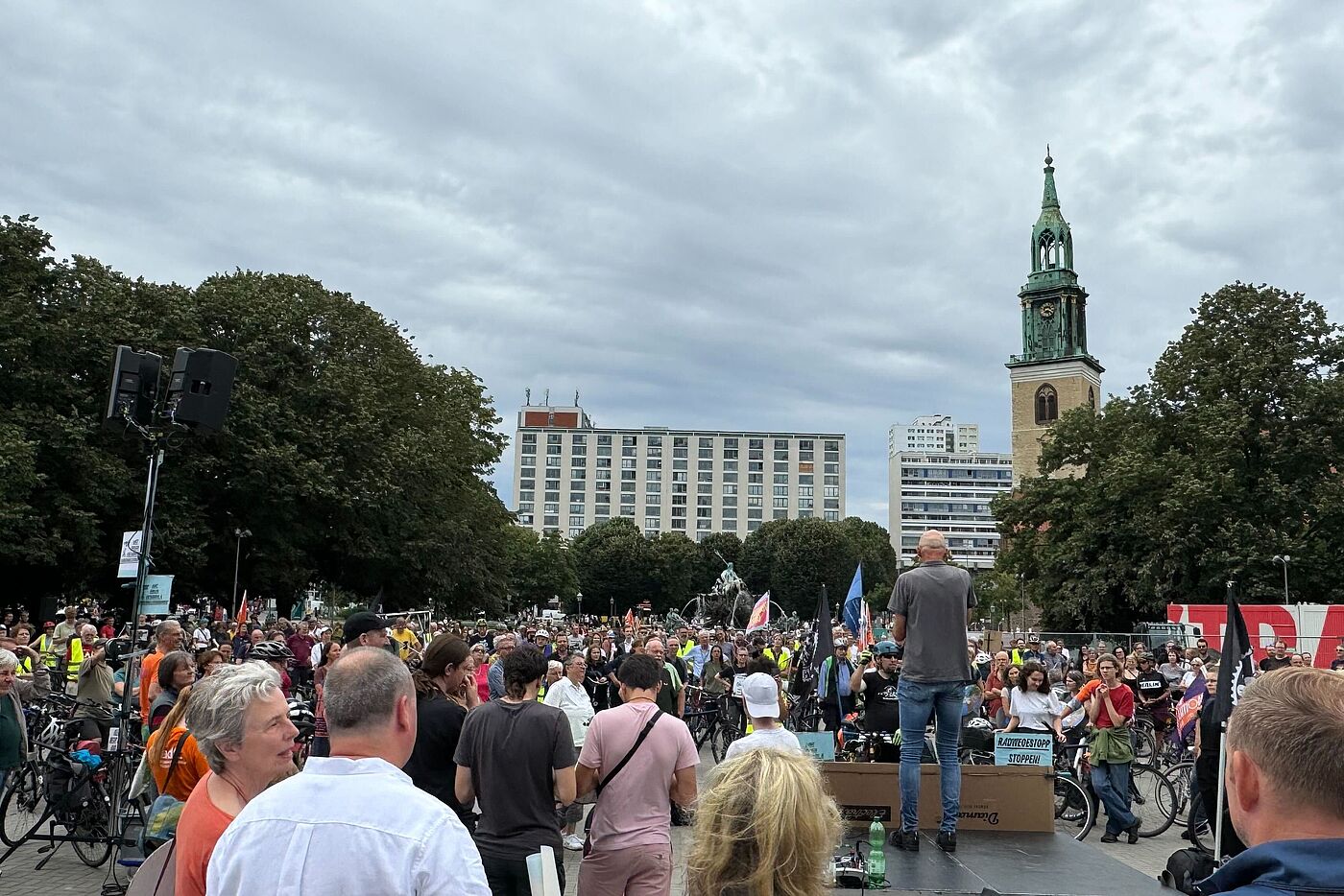 Menschen stehen bei einer Kundgebung auf dem Platz vor dem Roten Rathaus