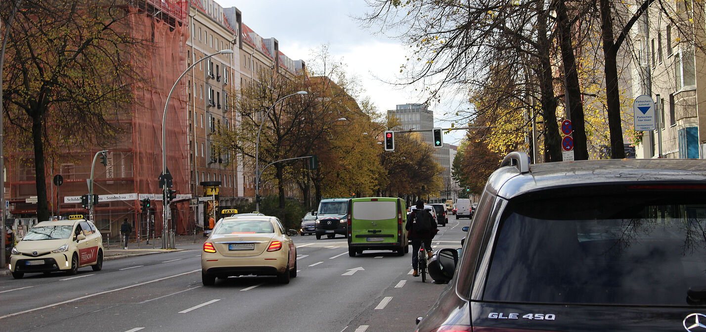 Berliner Stadtstraße mit Wohngebäuden, Kfz und einem Radfahrer