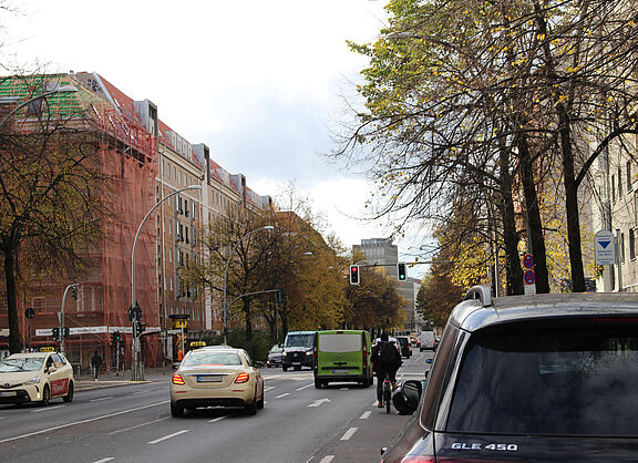 Berliner Stadtstraße mit Wohngebäuden, Kfz und einem Radfahrer