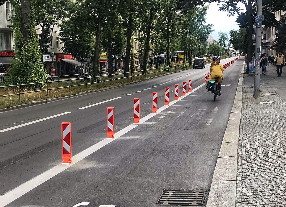 Juni 2024: Die Radspur vom Kleistpark Richtung Richard-von-Weizsäckerplatz ist fertiggestellt. Hauptstraße Schöneberg zwischen U-Bahnhof Kleistpark und Richard-von-Weizsäcker-Platz. Das Foto zeigt eine Radspur, die mit sogenannten Leitboys geschützt ist.