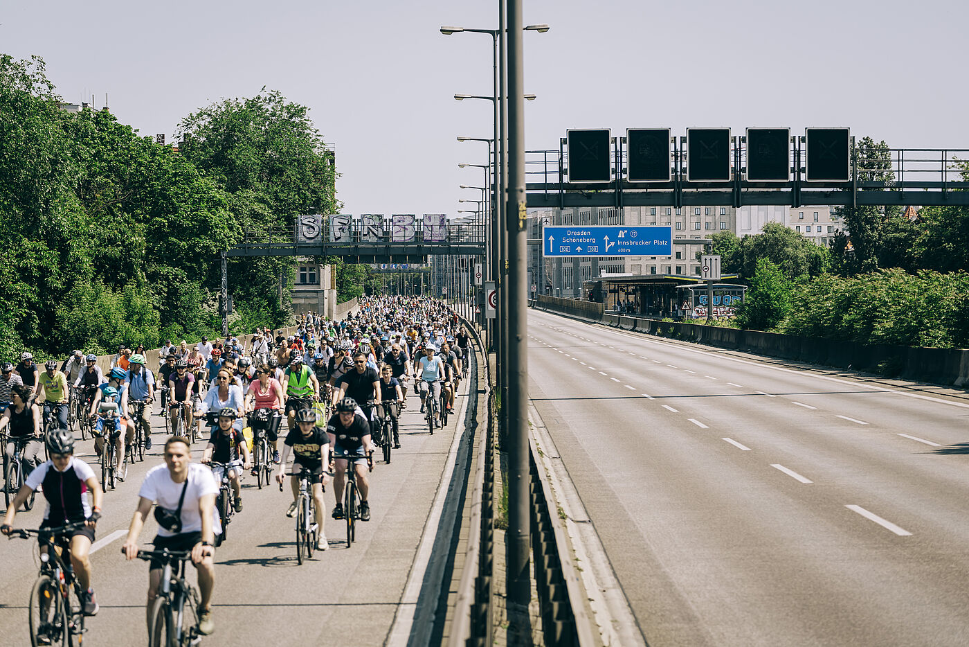 Fahrräder fahren auf der Autobahn