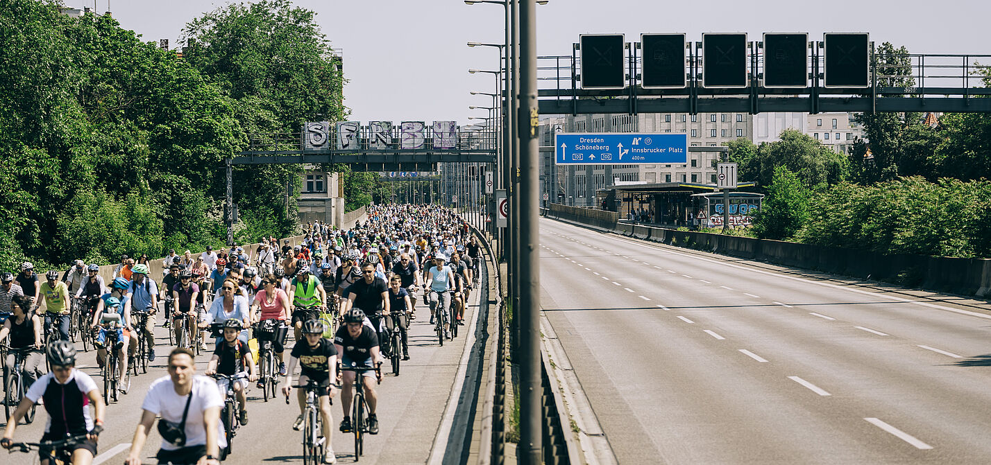 Fahrräder fahren auf der Autobahn