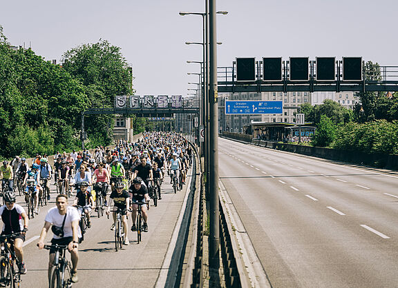 Fahrräder fahren auf der Autobahn