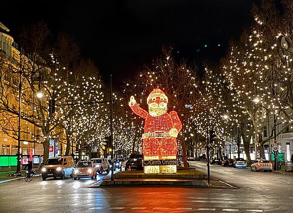 Kurfürstendamm mit weihnachtlicher Beleuchtung