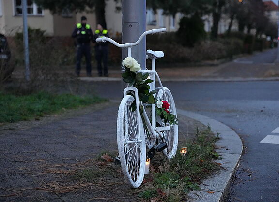 weißes Geisterrad mit Blumen