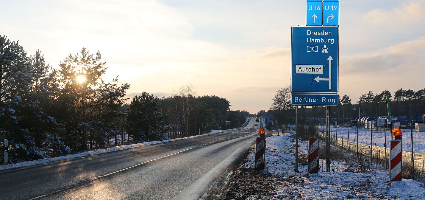 Die Straße zum Tesla-Werksgelände