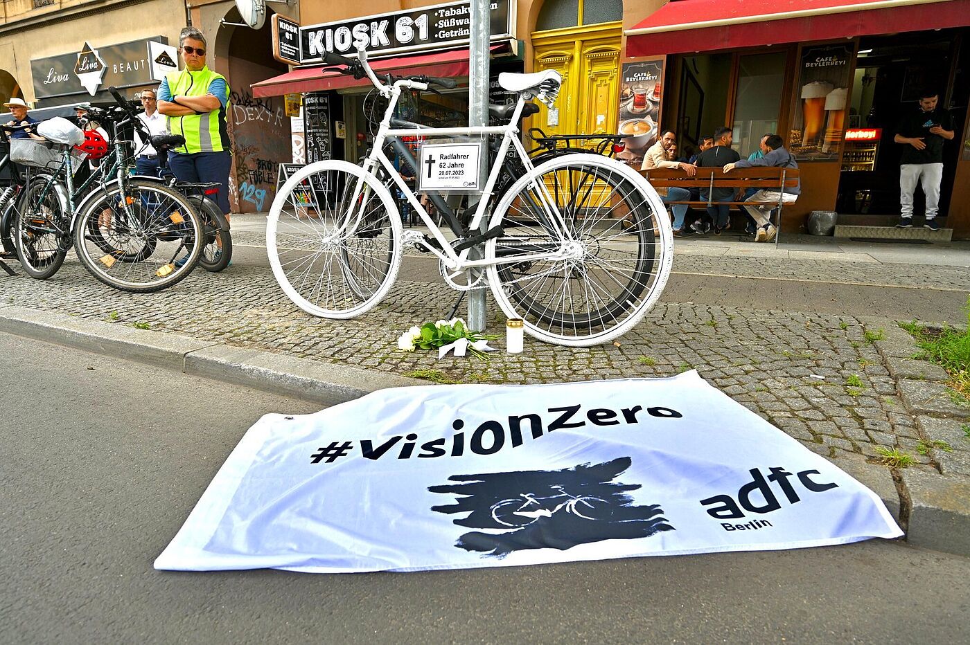 weißes Geisterrad mit Vision Zero Fahne