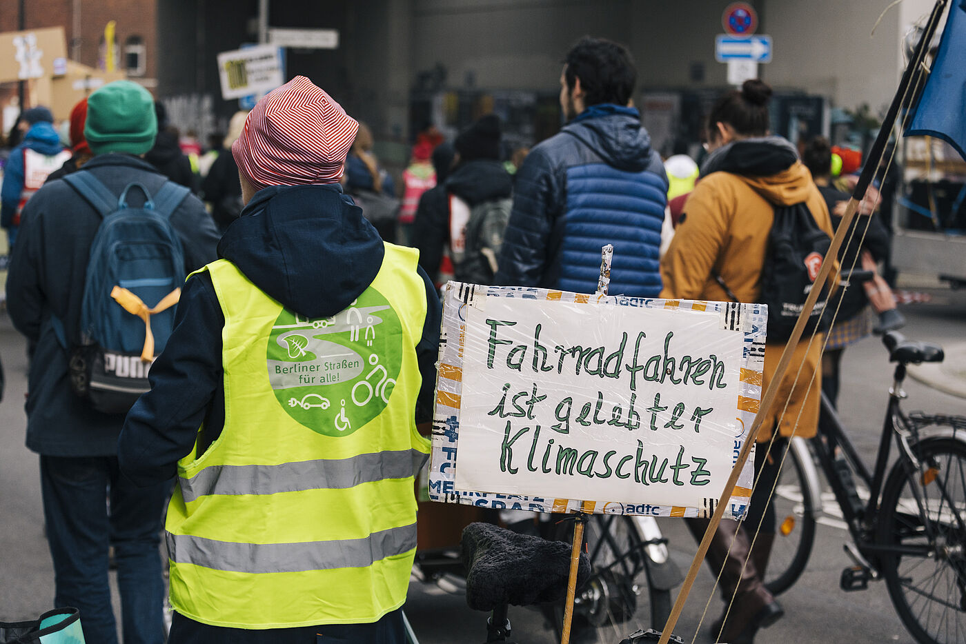 Schild beim Klimastreik auf dem steht Fahrradfahren ist gelebter Klimaschutz