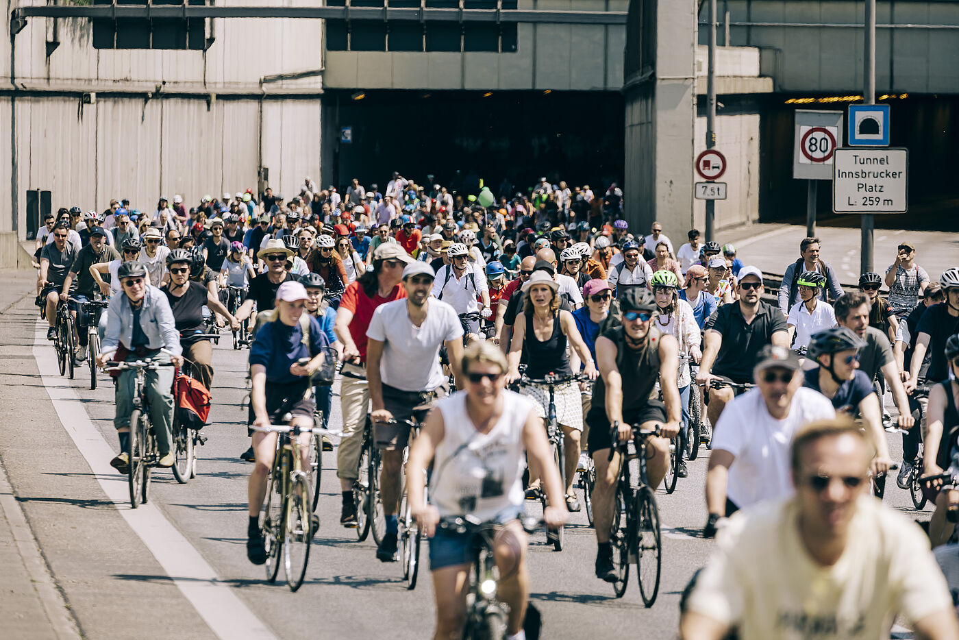 Radfahrende auf der Autobahn bei der ADFC Sternfahrt