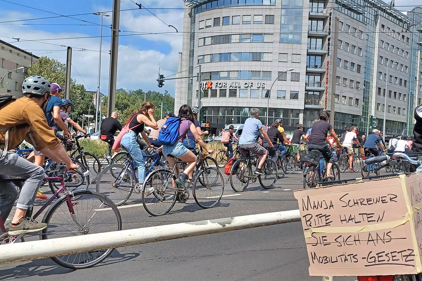 Schild bei Fahrrad Demo: Manja Schreiner bitte halten Sie sich ans Mobilitätsgesetz