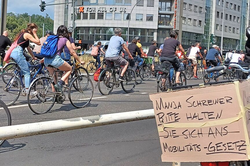 Radwegestopp? #Nichtmituns! Fahrraddemo am 2. Juli 2023 Schild bei Fahrrad Demo: Manja Schreiner bitte halten Sie sich ans Mobilitätsgesetz