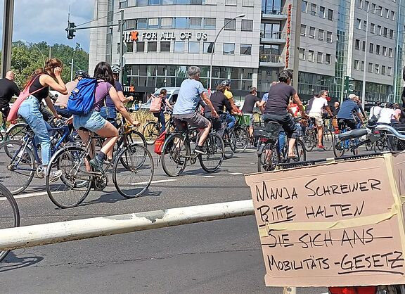 Schild bei Fahrrad Demo: Manja Schreiner bitte halten Sie sich ans Mobilitätsgesetz