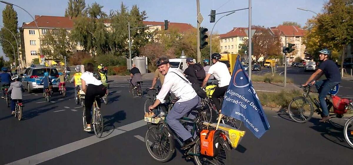 Fahrraddemo mit ADFC-Fahne