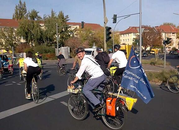 Fahrraddemo mit ADFC-Fahne