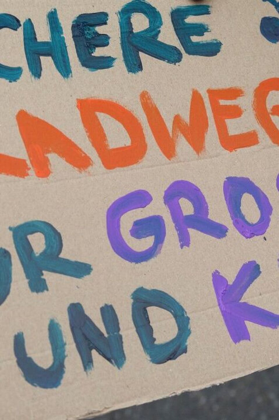 Forderung für sichere Radwege bei der KidicalMass 2022 Demo Schild für die Kidical Mass auf dem steht Sichere Radwege für Gross und Klein