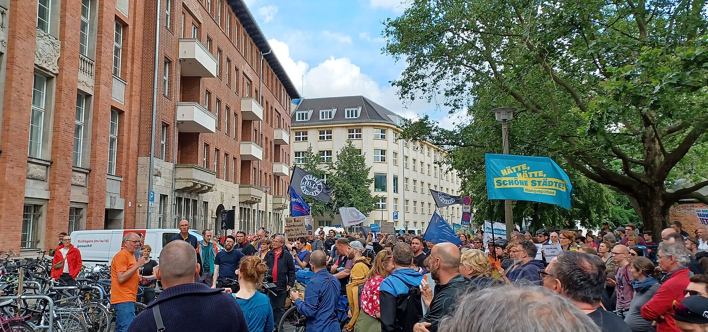 Menschen bei der Spontandemo gegen den Radwegestopp vor der Senatsverwaltung