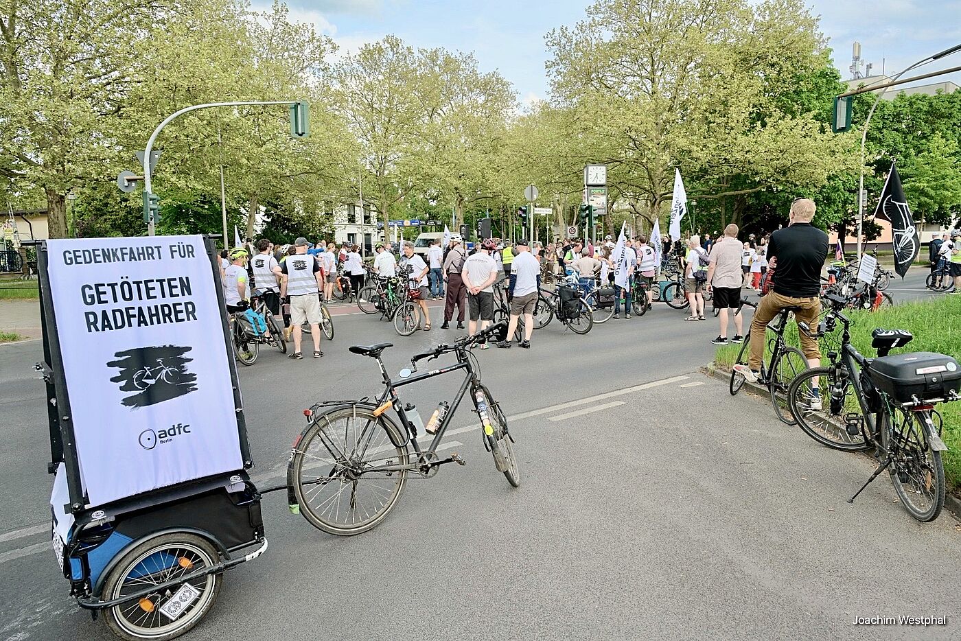 Gedenken und Geisterrad-Aufstellung am Unfallort Neuköllner Straße Ecke Alt Rudow
