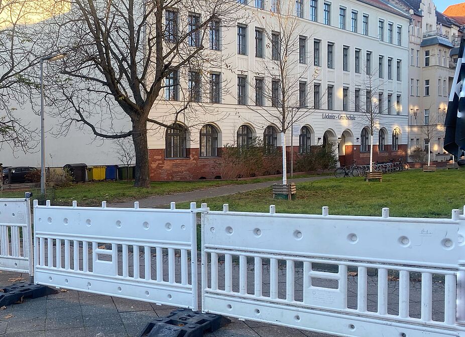Löcknitz-Grundschule Schöneberg an der Grunewaldstraße, Eingang Berchtesgadenerstraße. Durch die Radwege erhöht sich auch die Schulwegsicherheit. Hinter einem Bauzaun auf der Grunewaldstraße ragt das Gebäude der Schöneberger Löcknitz-Grundschule auf.
