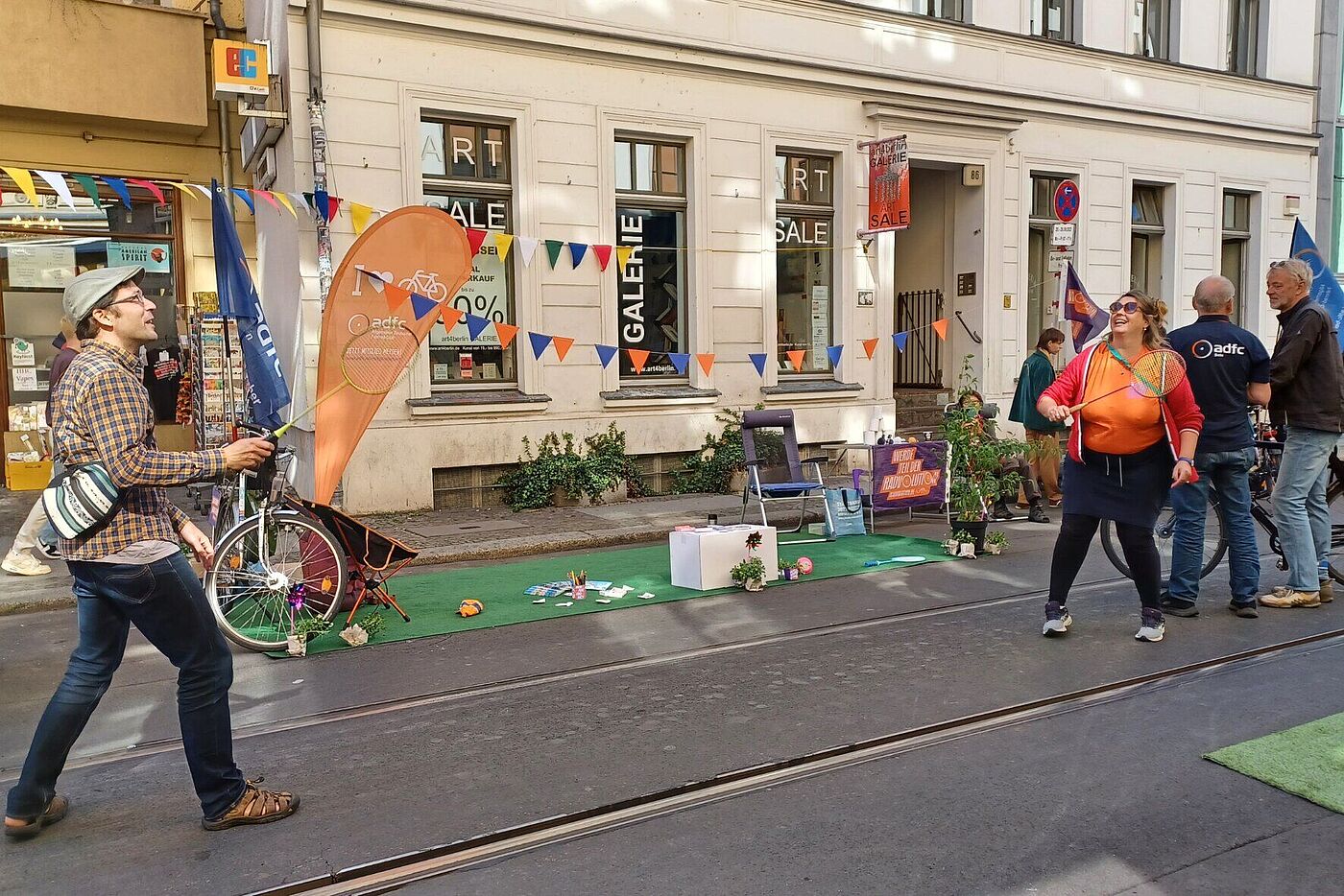 Zwei Menschen spielen auf der Straße Federball