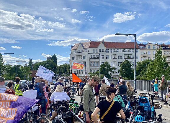Auf der Monumentenbrücke haben sich verschiedene Verbände und Inis versammelt. Die Straße ist für die Dauer der Kundgebung für Autos gesperrt.