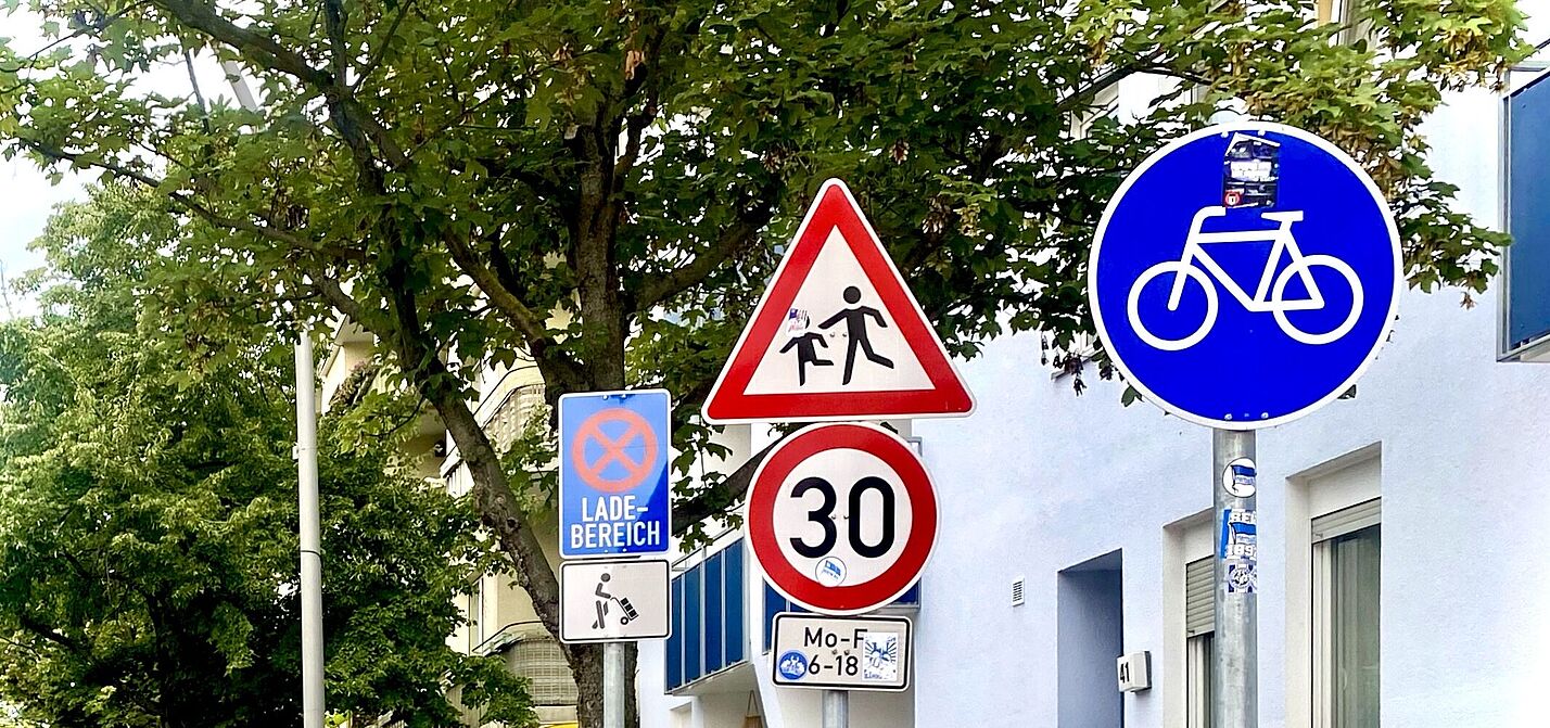 Tempo 30 an der Grunewaldstraße in Berlin Schöneberg Auf dem Foto sind mehrere Verkehrszeichen zu sehen: Tempo 30, Kinder, benutzungspflichtiger Radweg, Lieferzone