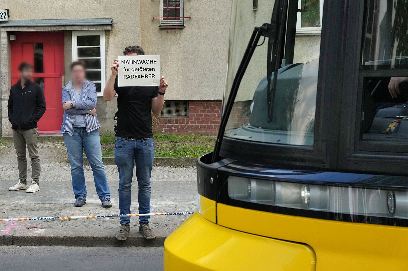 Mahnwachenteilnehmer Schild Strassenbahn