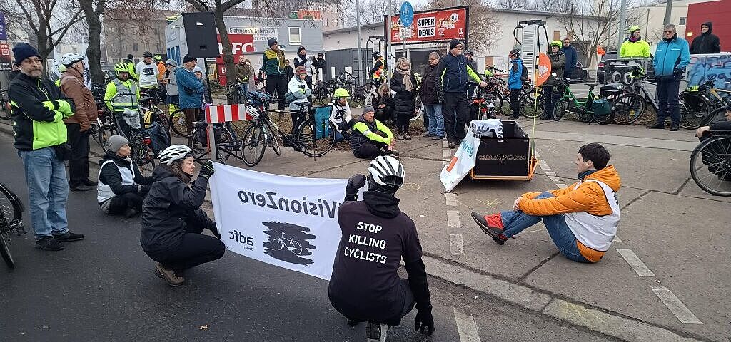 Menschen bei einer Mahnwache für einen getöteten Radfahrer auf der Straße