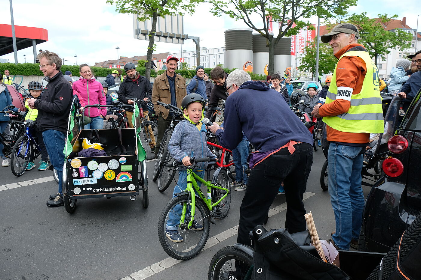 Kind spricht bei der Kidical Mass in ein Mikrofon