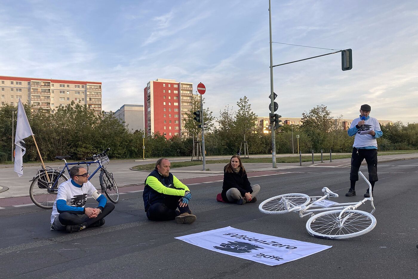 Am U-Bahnhof Kaulsdorf Nord wurde am 18. Oktober 2023 ein Geisterrad aufgestellt. Hier war Ende September eine Radfahrerin verunglückt