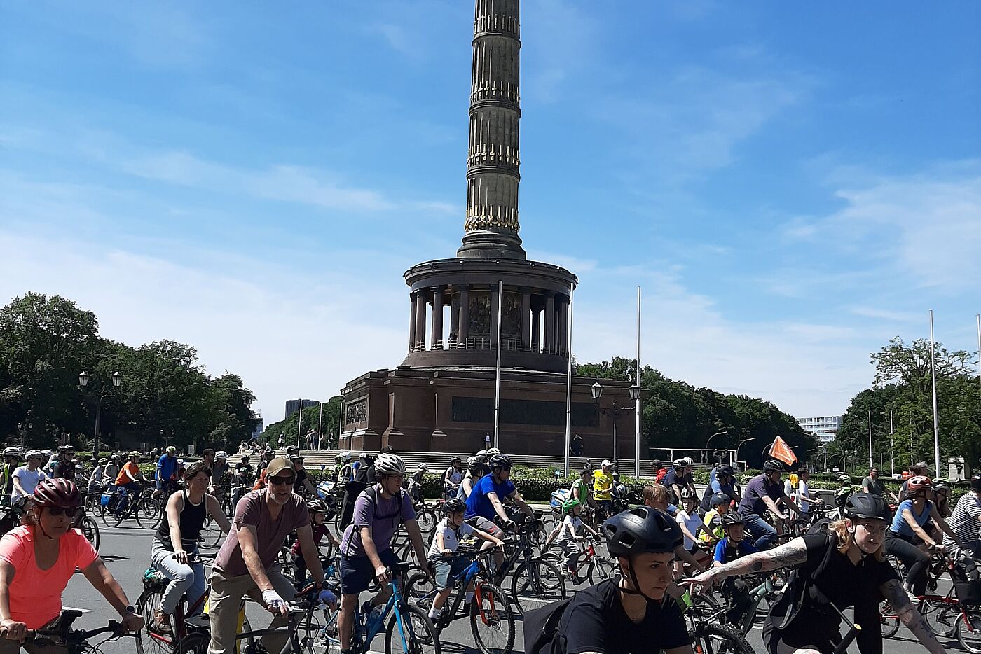 Radfahrende rund um die Siegessäule in Berlin