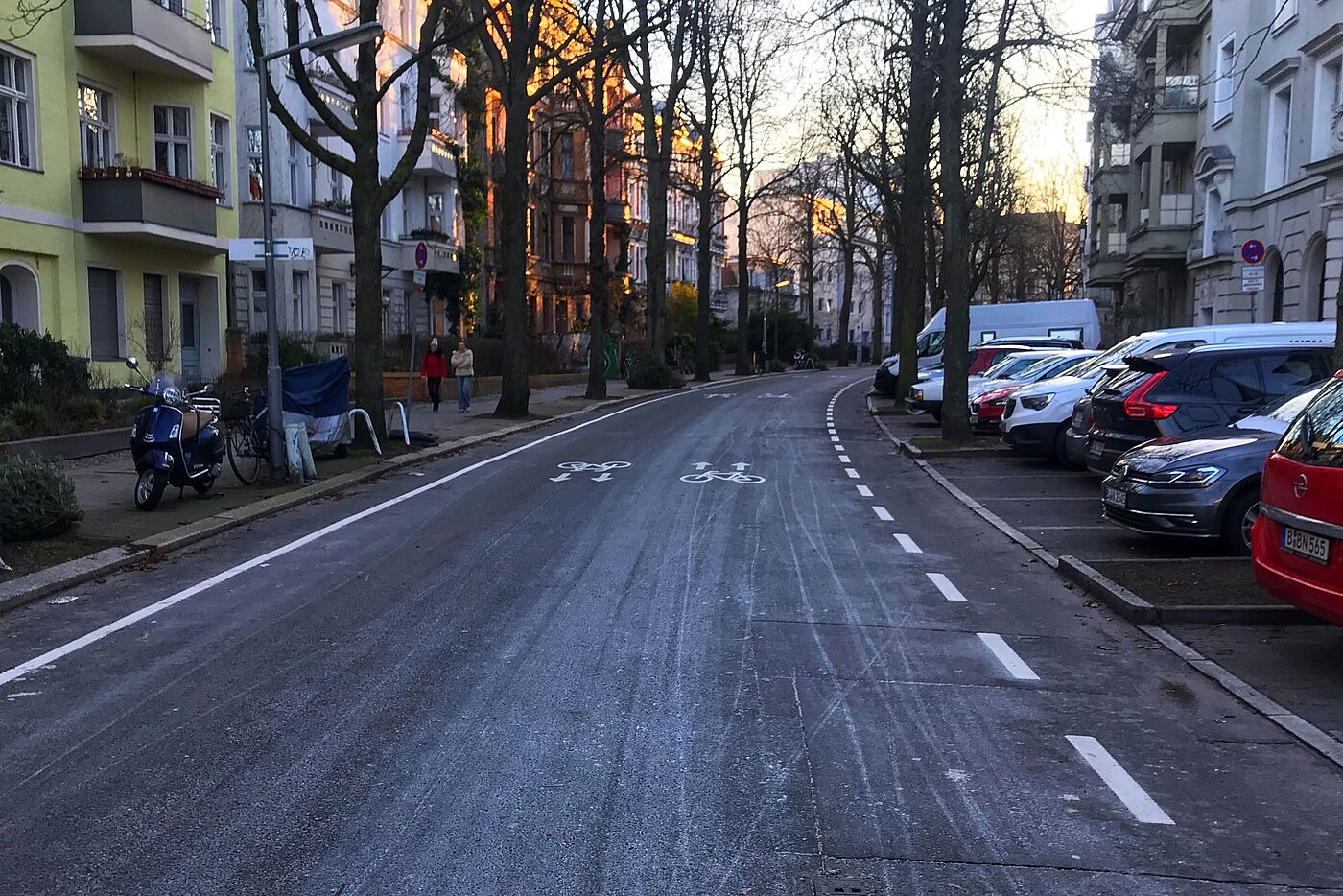 Handjerystraße im Januar 2024: südlich des Renée-Sintenis-Platzes fallen an einer Seite Flächen für Parkplätze weg, damit ausreichend Platz für das Fahrradfahren bleibt