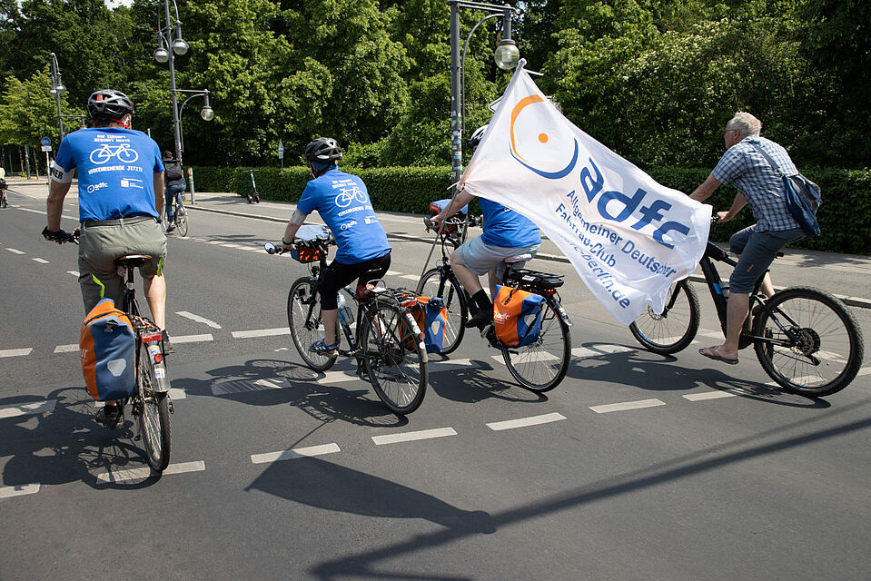 Ordner:innen unterstützen den Ablauf von Demos und Aktionen Ordner:innen unterstützen den Ablauf von Demos und Aktionen