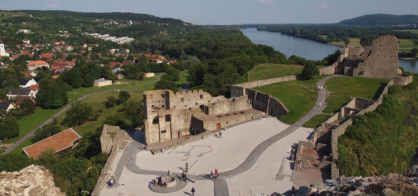 Ruinen der Burg Devín am Fluss Donau