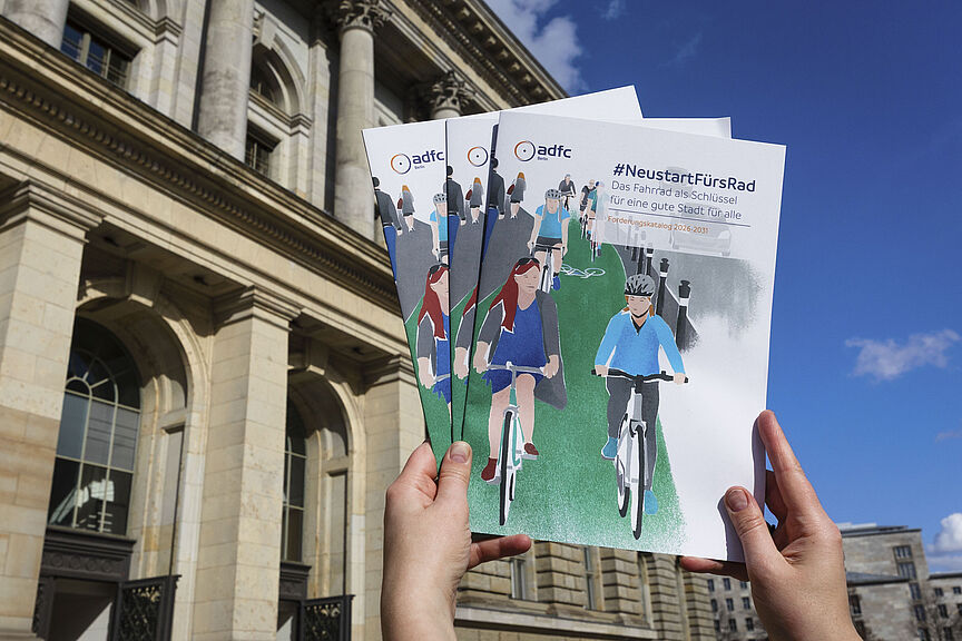 Forderungskatalog vor AGH Der ADFC Berlin bringt den Forderungskatalog #NeustartFürsRad ins Abgeordnetenhaus