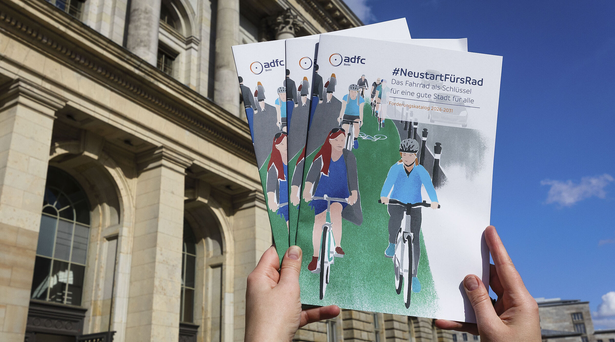 Der ADFC Berlin bringt den Forderungskatalog #NeustartFürsRad ins Abgeordnetenhaus 